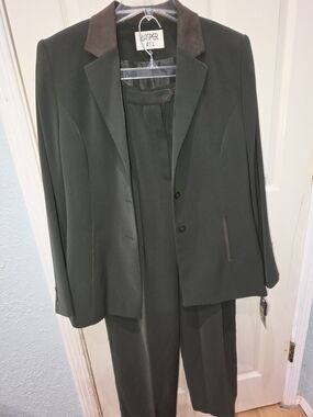 Kasper Woman Dark Olive Two-Piece Suit with Brown Contrast Collar
